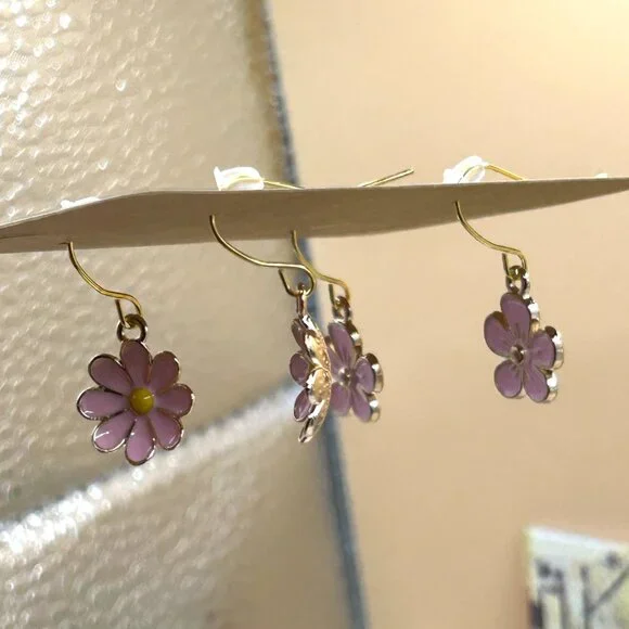 New 2 Bundle Lot Gold Pretty in Pink Enamel Flower Earrings Pierced - Picture 3 of 10